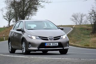 Toyota Auris ukazuje, jak velká škoda je, že se normální auta přestala vyrábět. Tady vás nebude štvát nic a jezdit budete roky - Garáž.cz
